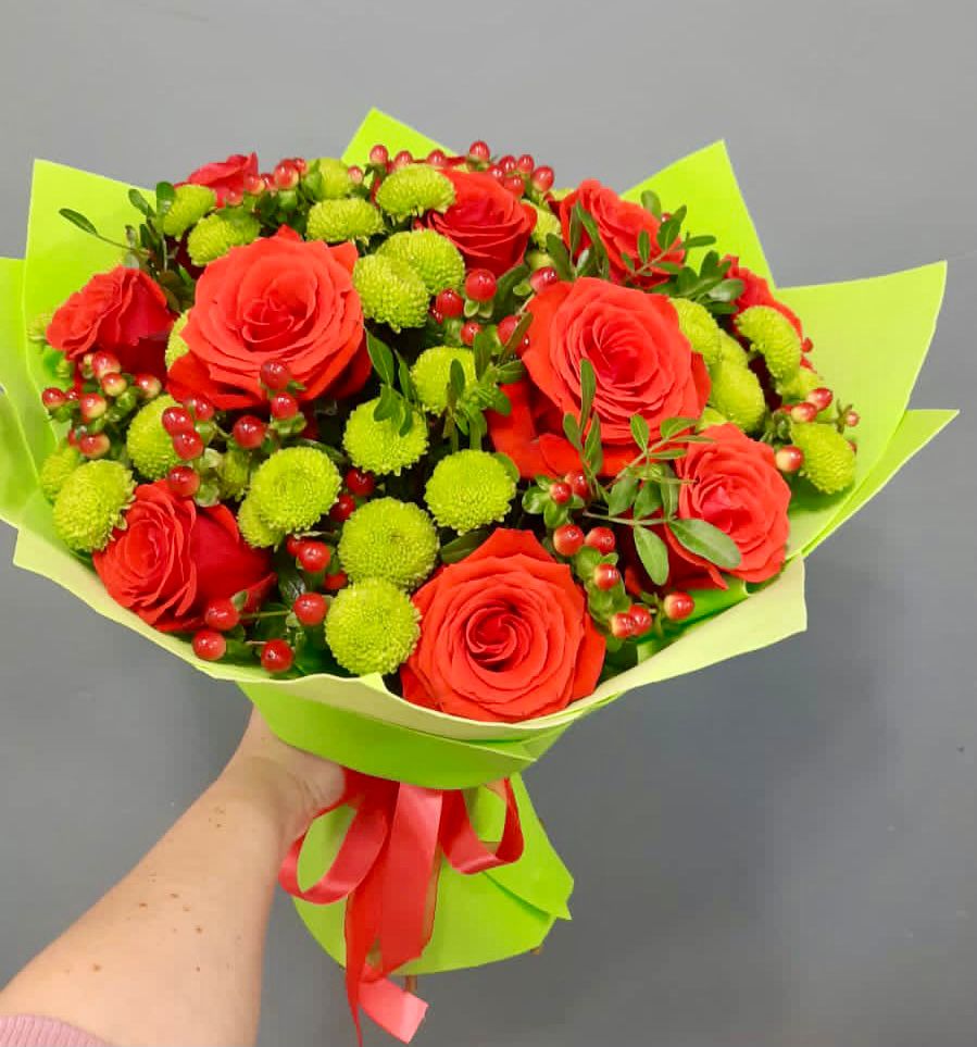 Букет цветов из: Хризантемы и Розы в Геленджике