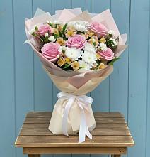 Букет цветов из:  Гвоздики, Орхидеи и Розы в Геленджике