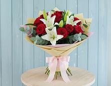 Букет цветов из:  Лилии и Розы в Геленджике