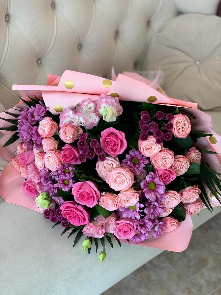 Букет цветов из: Хризантемы, Розы и Лизиантусы в Геленджике