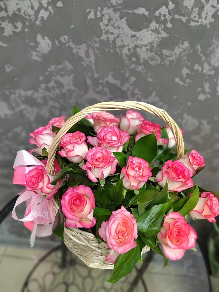 Цветочная композиция из Розы в корзине в Геленджике