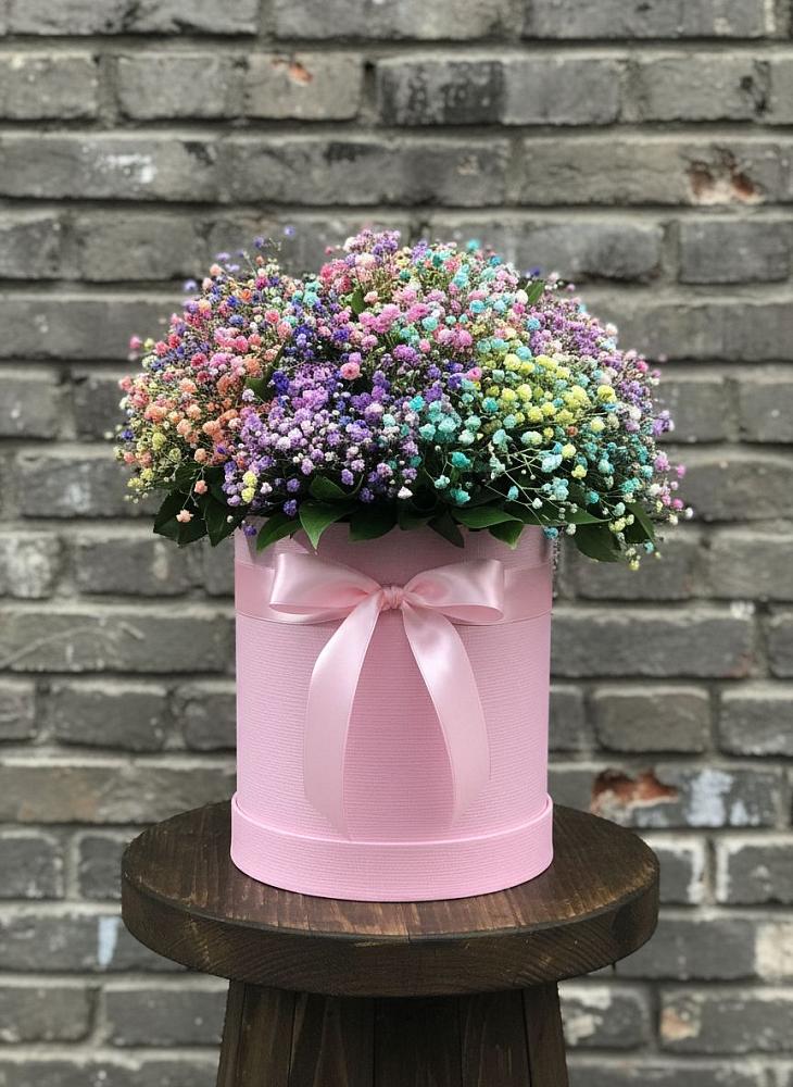 Цветочная композиция из Гипсофила и Розы в шляпной коробке в Геленджике