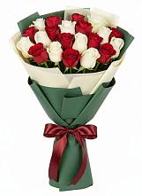 Букет Микс из красных и белых роз в Геленджике