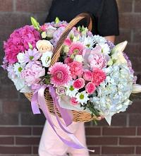 Цветочная композиция из Розы, Хризантемы, Пионы и Лизиантусы в корзине в Геленджике