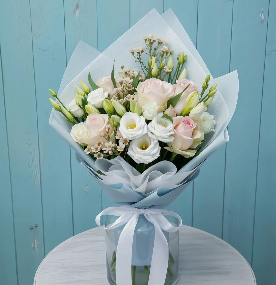 Букет цветов из: Розы и Лизиантусы в Геленджике