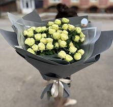 Букет Белые кустовые розы Солинеро в Геленджике