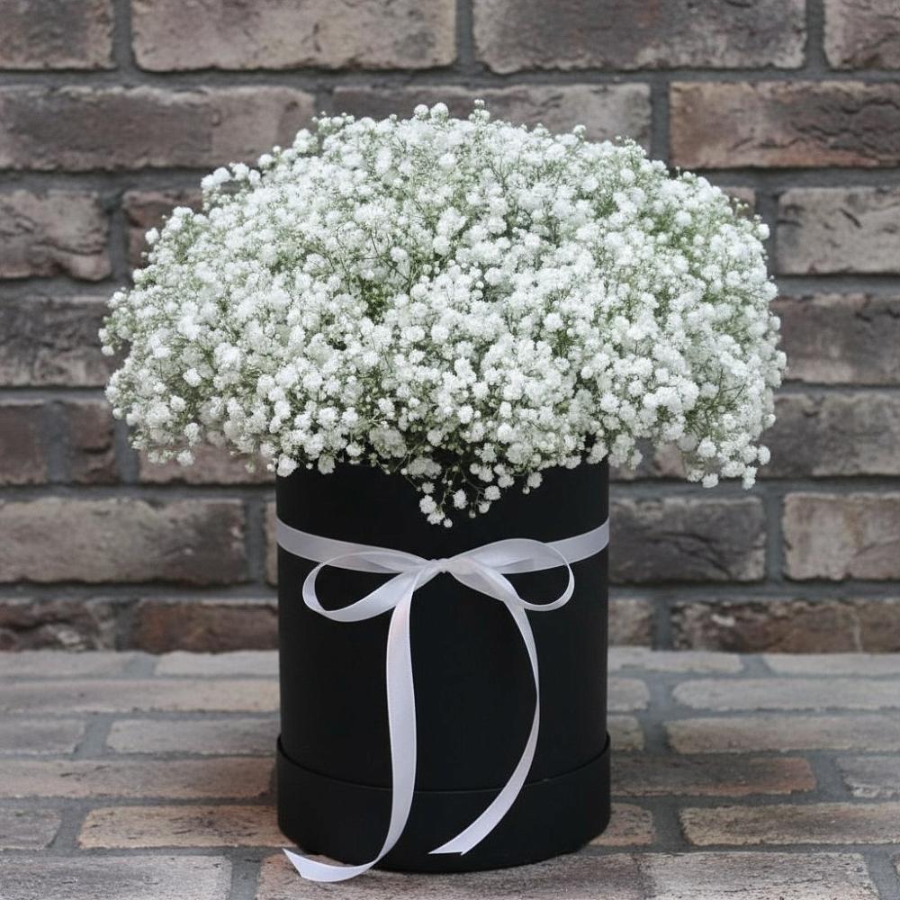 Цветочная композиция из Гипсофила в шляпной коробке в Геленджике