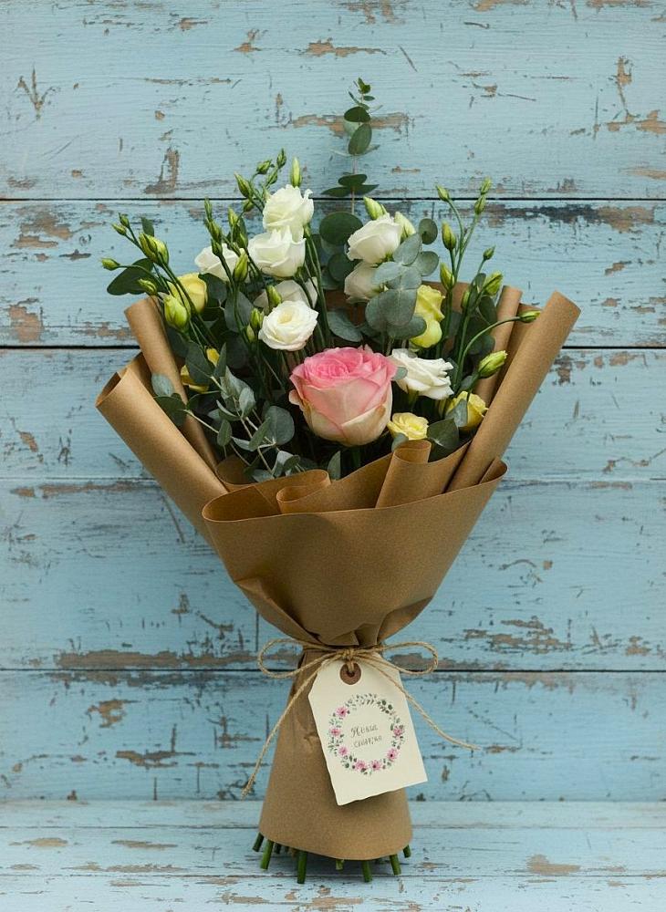 Букет цветов из: Розы и Лизиантусы в Геленджике