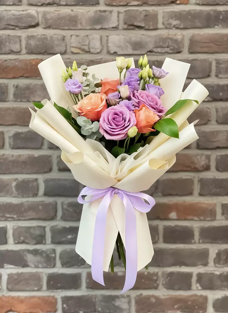 Букет цветов из: Лизиантусы и Розы в Геленджике