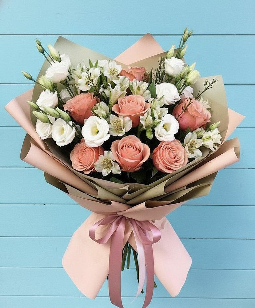 Букет цветов из: Розы, Альстромерии и Лизиантусы в Геленджике