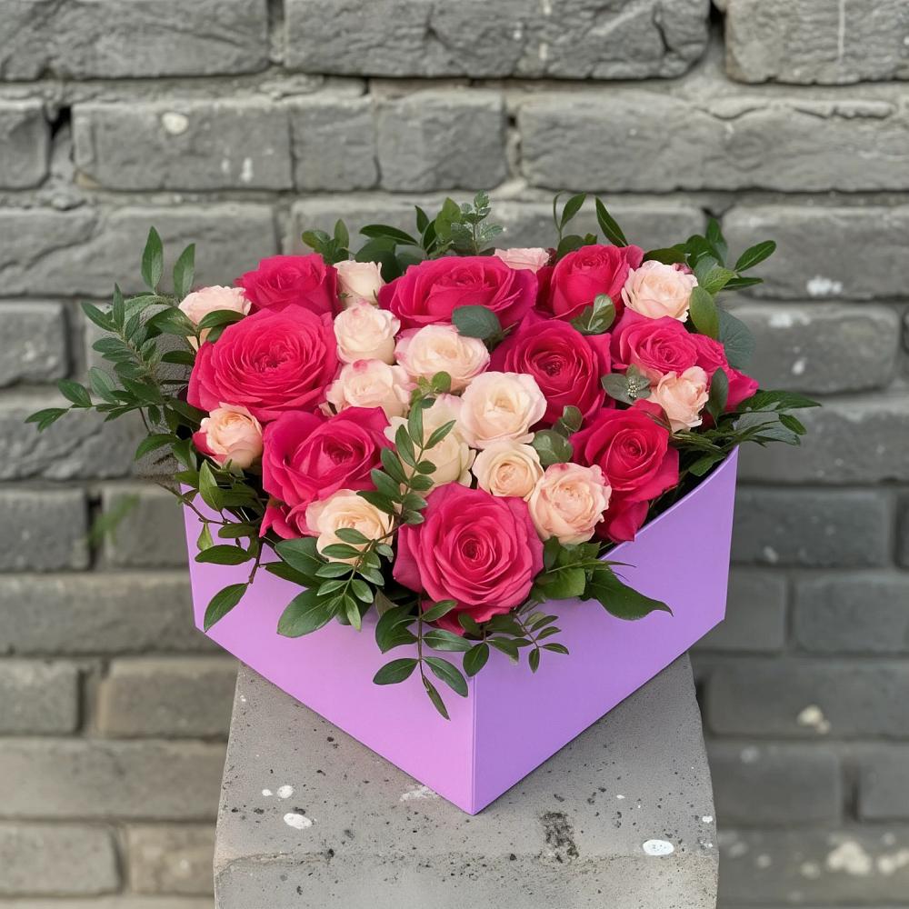 Цветочная композиция из Розы в коробке в Геленджике