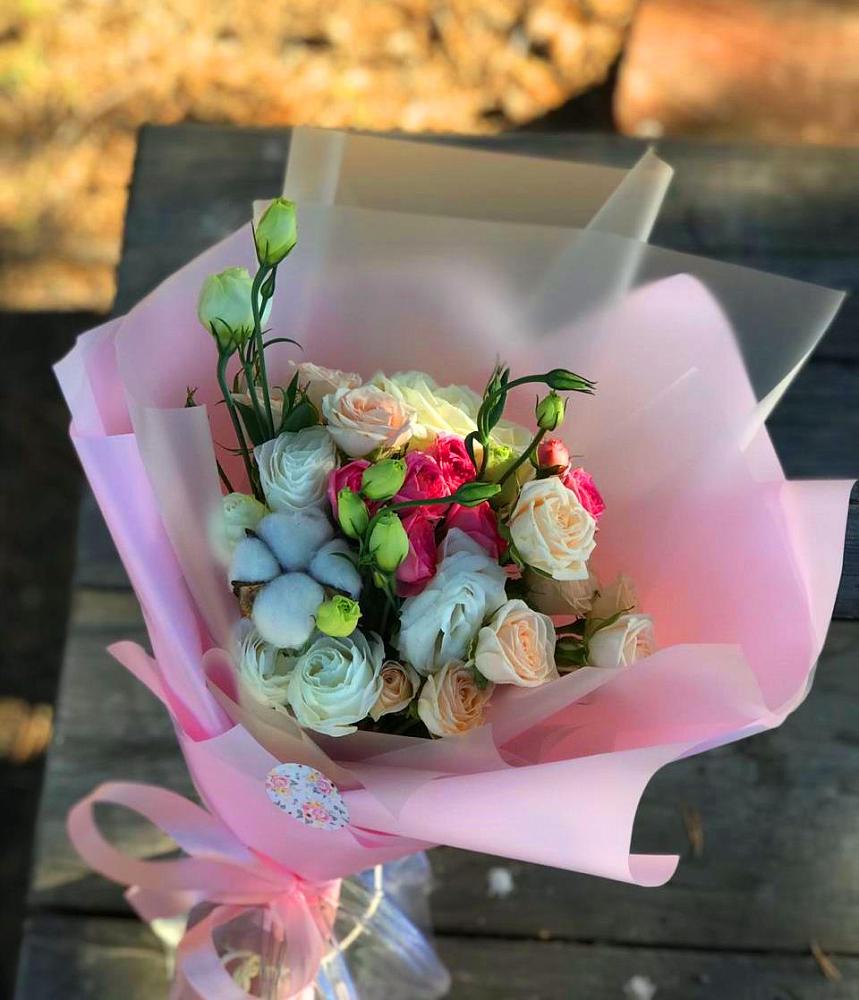 Букет цветов из: Розы и Лизиантусы в Геленджике