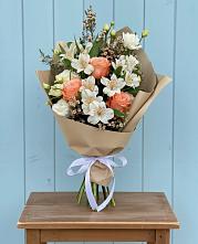 Букет цветов из:  Альстромерии, Лизиантусы, Розы и Хризантемы в Геленджике