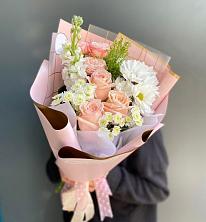 Букет цветов из:  Хризантемы и Розы в Геленджике
