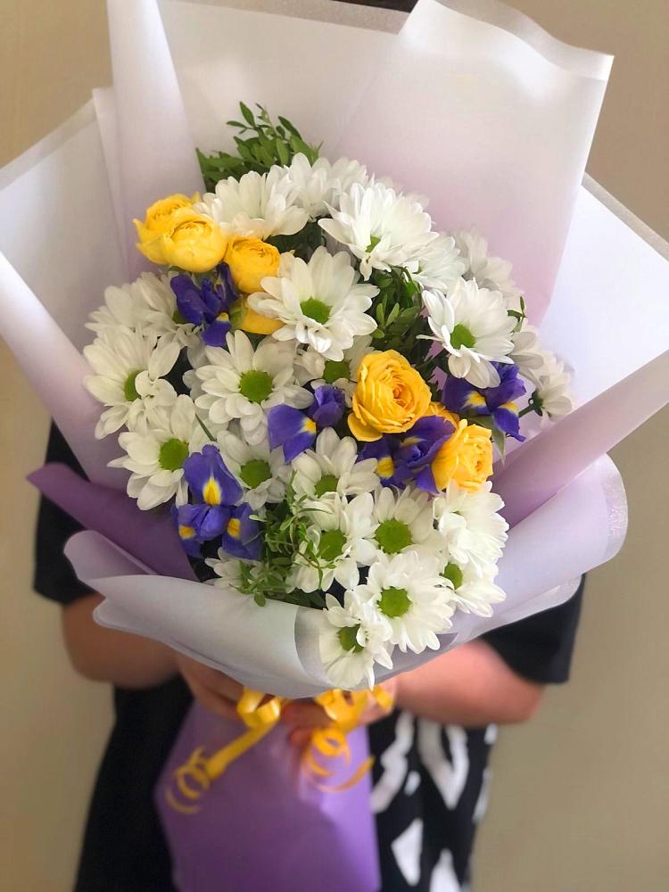 Букет цветов из: Ирисы, Хризантемы и Розы в Геленджике