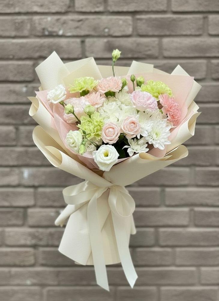 Букет цветов из: Гвоздики, Розы, Лизиантусы и Хризантемы в Геленджике