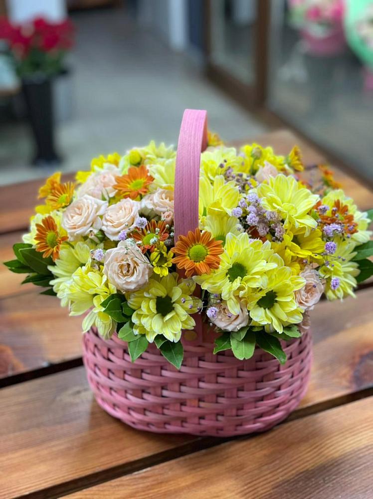 Цветочная композиция из Хризантемы и Розы в корзине в Геленджике