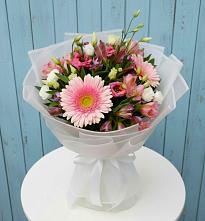 Букет цветов из:  Герберы, Альстромерии и Лизиантусы в Геленджике