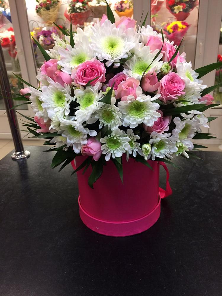 Цветочная композиция из Розы и Хризантемы в шляпной коробке в Геленджике