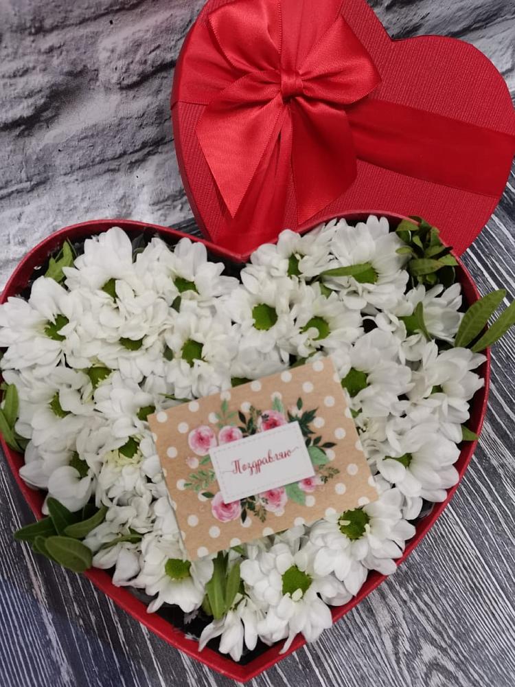 Цветочная композиция из Хризантемы в виде сердца в Геленджике