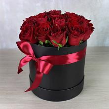 Цветочная композиция из Розы в шляпной коробке в Геленджике