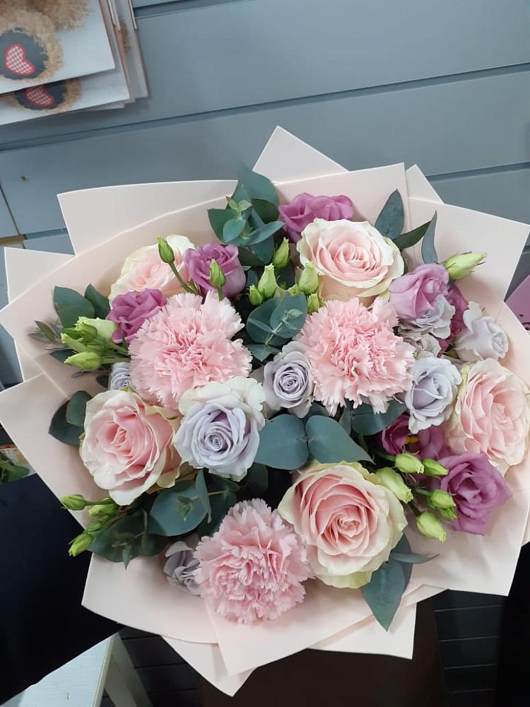 Букет цветов из: Розы, Гвоздики и Лизиантусы в Геленджике