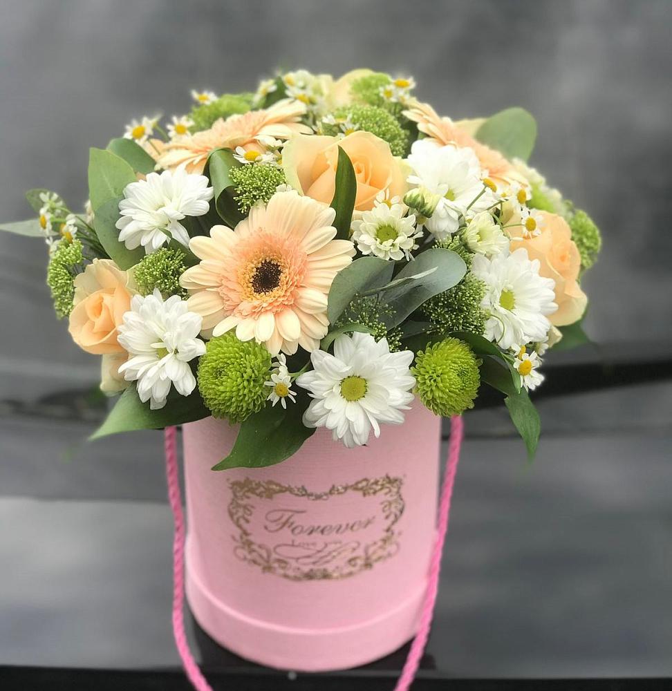 Цветочная композиция из Розы, Герберы и Хризантемы в шляпной коробке в Геленджике