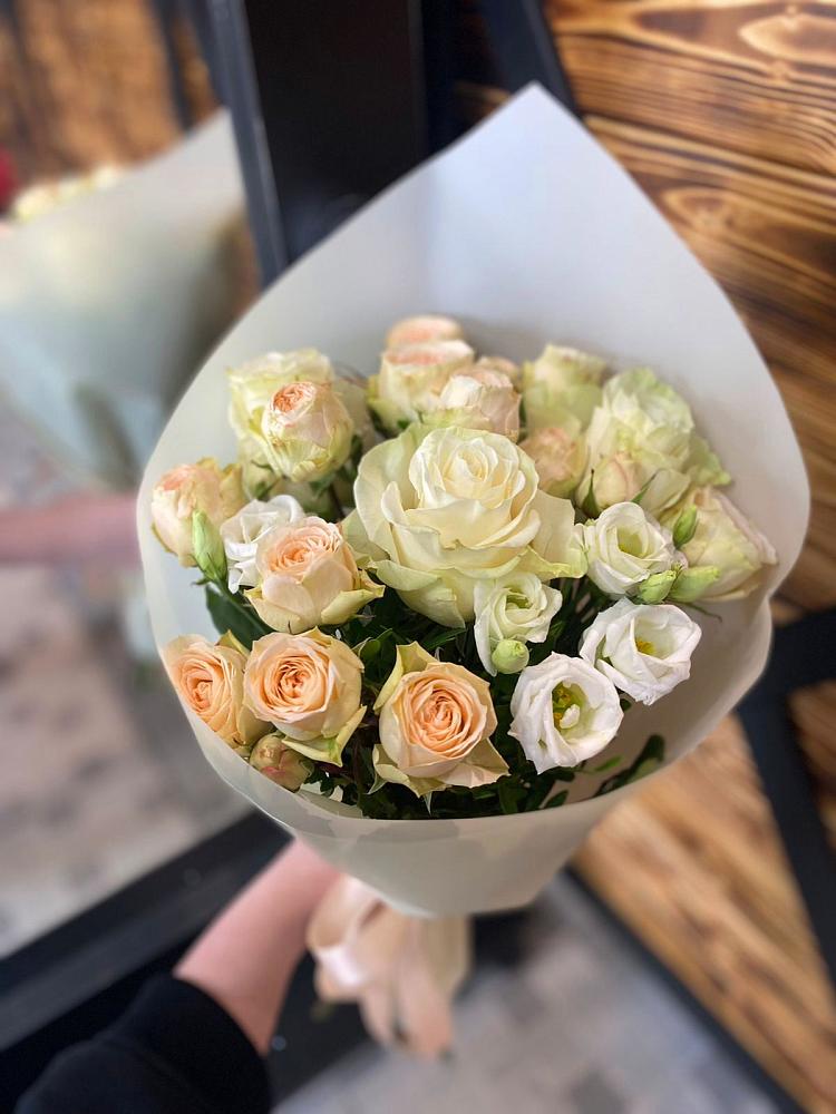 Букет цветов из: Розы и Лизиантусы в Геленджике