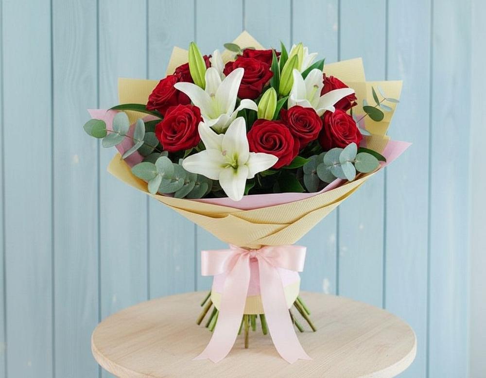 Букет цветов из: Лилии и Розы в Геленджике